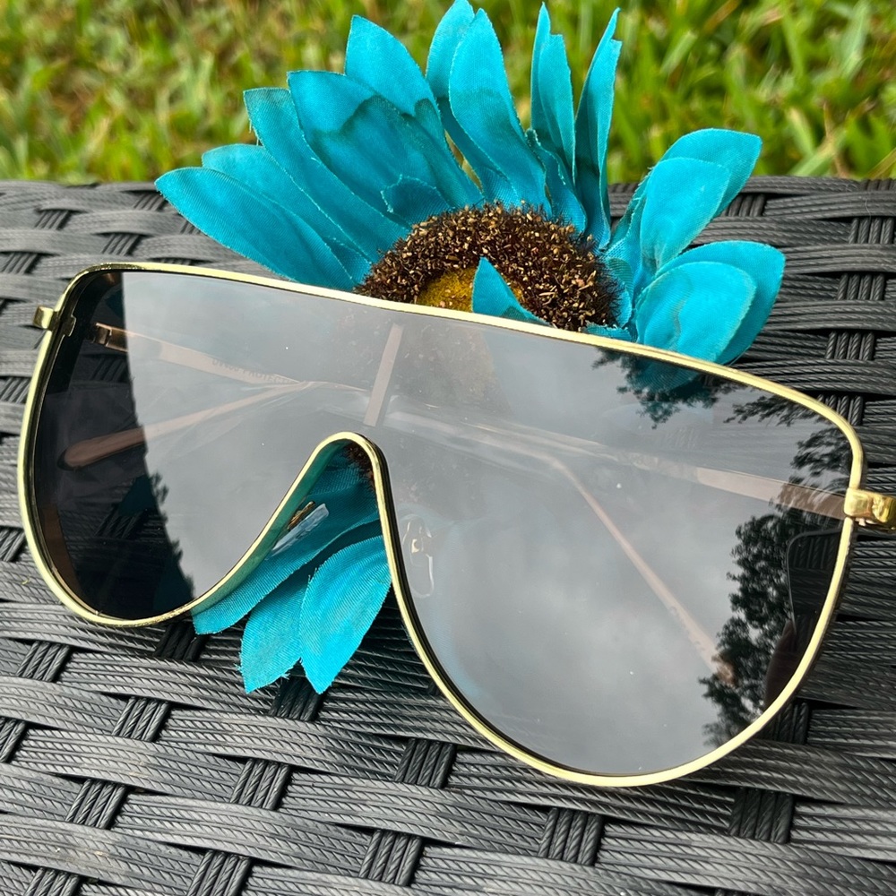 Flat top sunglasses with gold frame and black lens